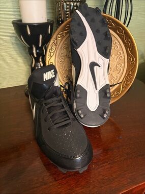 Nike Men’s Black and White Athletic Cleats